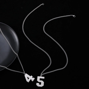 Colliers minimalistes en acier inoxydable avec pendentifs chiffres 4 et 5 sur fond noir