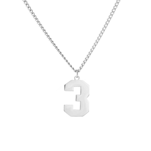 Gros plan d'un collier en acier poli avec un pendentif en forme de chiffre 3 audacieux