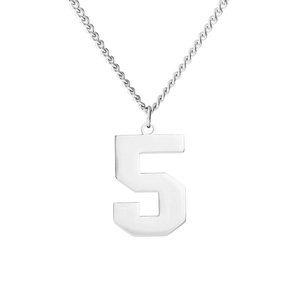 Vue détaillée du collier en acier inoxydable argenté avec pendentif chiffre cinq