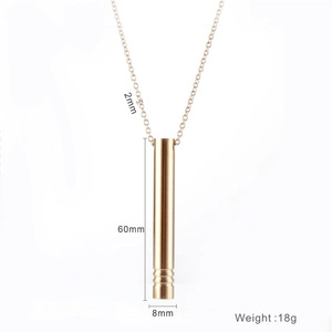 Vue macro du collier de respiration en or rose avec pendentif cylindrique de 60mm de long