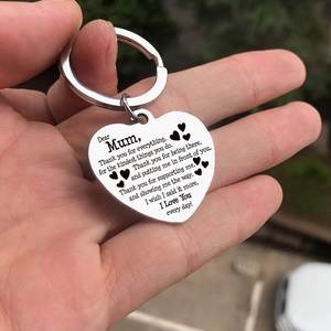 Portachiavi a cuore in acciaio inox lucido con incisione 'Dear MUM' nella mano