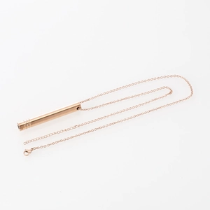 Détail du collier pendentif de respiration en or rose avec rainures élégantes