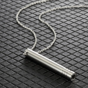 Collier avec pendentif de respiration en acier inoxydable argenté poli sur une chaîne fine