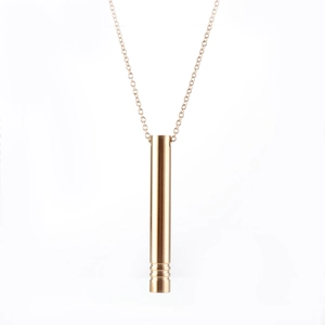 Collier de respiration en or rose avec pendentif cylindrique minimaliste et chaîne