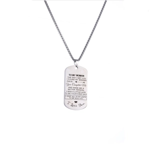 Detail einer Edelstahl-Hundemarke-Halskette mit romantischer Gravur für Damen als Geschenk