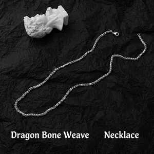 Collier chaîne de quille argenté pour hommes et femmes sur fond noir artistique