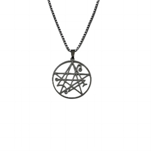 Collier gothique en acier noir avec pendentif sceau occulte sur fond blanc pur