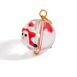 Détail d'un pendentif globe de Noël en verre avec Père Noël rouge et anneau doré brillant