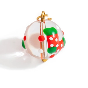 Détail d'un pendentif boule de Noël transparente avec motif chaussette et anneau doré