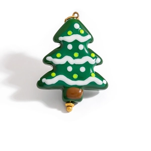 Pendentif sapin de Noël en émail avec motifs neige blanche et boucle en métal doré