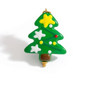 Vue détaillée d'un pendentif sapin de Noël en émail vert avec un anneau doré de suspension