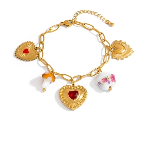 Goldenes Edelstahl-Armband mit Herzanhängern und einem floralen Pilz-Design für Damen