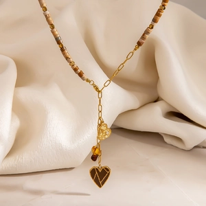 Collier en Y doré avec perles en pierre naturelle et breloques cœur sur soie blanche