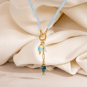 Roestvrijstalen ketting met blauwe kralen en visvormige hanger voor een zomerse look