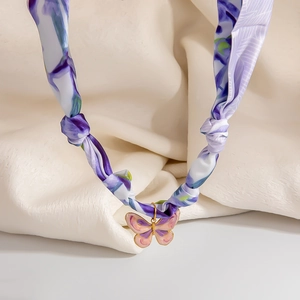 Dettaglio della collana foulard in seta con ciondolo a farfalla in smalto sfumato