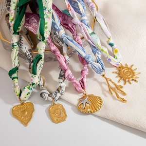 Squisita collana foulard in acciaio inossidabile dorato con ciondoli a cuore e conchiglia