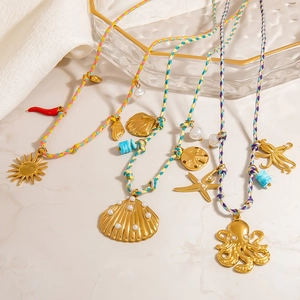 Bunte Boho-Halsketten mit vergoldeten Meeresanhängern wie Seesternen und Muscheln