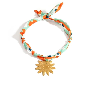Collana foulard in seta con ciondolo a sole in acciaio inossidabile dorato e nastro