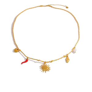 Bunte gewebte Kette mit goldenen Muschel-, Chili-, Sonnen- und Perlenanhängern