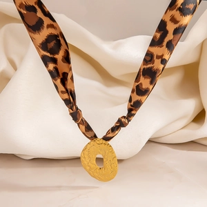 Elegante collar de seda con estampado de leopardo y colgante ovalado dorado texturizado