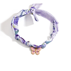 Florales Seiden-Choker-Halsband mit romantischem rosa Schmetterlingsanhänger und Goldrand