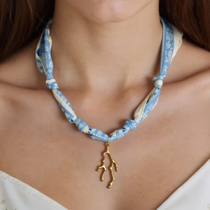 Collana a foulard in seta bianca e blu con un grande ciondolo dorato a forma di corallo