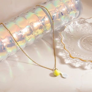 Gouden roestvrijstalen ketting met een creatieve tennisracket en bal hanger design