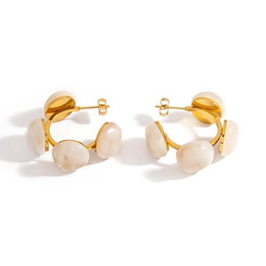 Retro stainless steel C-shaped gold hoop earrings with cream resin flower accents