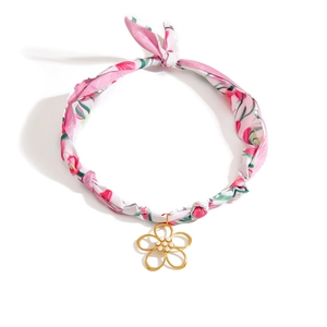 Gargantilla de tela floral rosa con colgante de flor dorada y perla blanca central