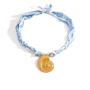 Collar de pañuelo de seda floral azul con un gran colgante de caracola dorada en fondo blanco