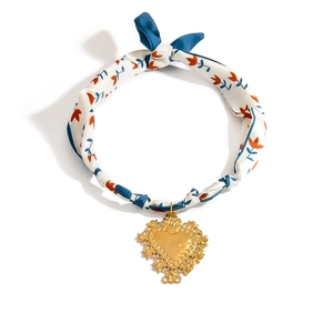 Gargantilla de seda floral con un gran colgante de corazón dorado estilo barroco