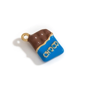 Détail d'un pendentif en alliage en forme de chocolat avec texte doré CHOCO et émail bleu