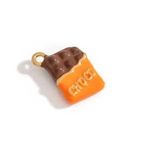 Vue détaillée d'un pendentif chocolat orange et marron avec lettrage CHOCO