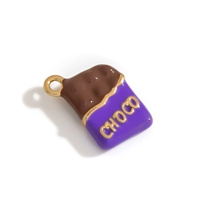 Détail d'un pendentif chocolat avec emballage violet et relief CHOCO doré