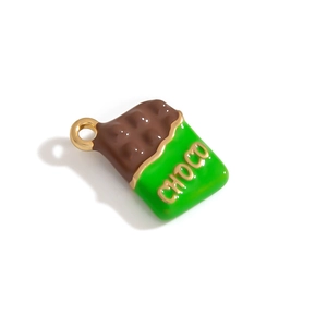 Détail d'un pendentif en forme de chocolat avec émail vert et relief doré CHOCO