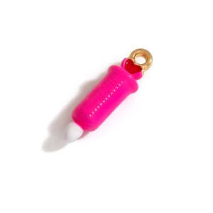 Détail du pendentif seringue rose avec anneau doré et motif cœur rouge sur fond blanc