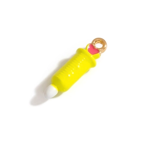 Détail d'un pendentif seringue jaune émaillé avec cœur rose et anneau doré suspendu