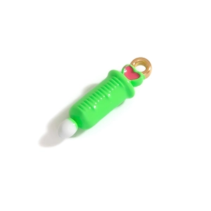 Détail d'un pendentif seringue créatif avec corps vert et cœur rose sur fond blanc