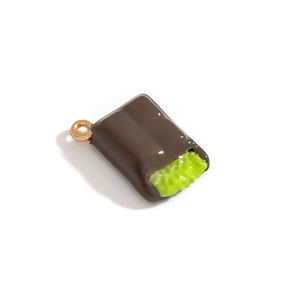 Détail d'un pendentif barre chocolatée DIY avec garniture matcha et anneau doré
