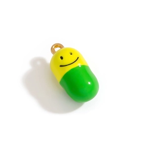 Pendentif capsule créatif avec visage souriant jaune et émail vert sur boucle métallique