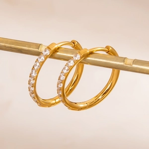 Boucles d'oreilles créoles minimalistes en acier plaqué or 18K avec zircon brillant