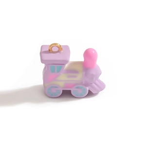 Vue détaillée d'un pendentif de petit train rose et violet avec boucle dorée