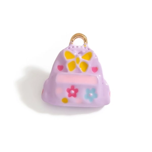 Détail du pendentif sac à dos violet avec papillon jaune et boucle dorée