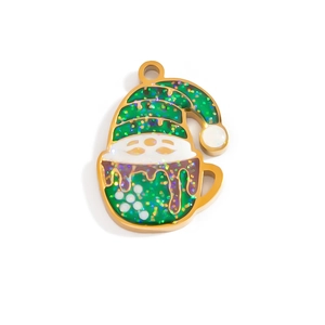 Nahaufnahme eines Weihnachtsgnoms in einer Kaffeetasse mit grünem Emaille und Glitzer