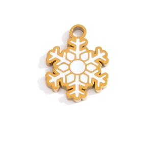 Nahaufnahme des goldenen Schneeflocken-Anhängers mit weißem Emaille für DIY-Schmuck