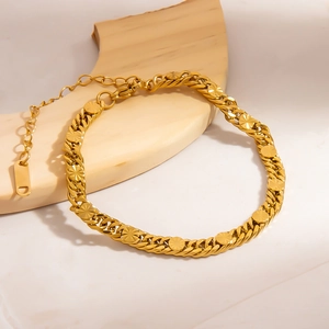 Détail du bracelet en acier inoxydable plaqué or 18K avec disques soleil et fermoir mousqueton
