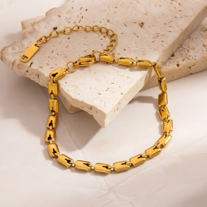 Détail de la chaîne cubaine plaquée or 18 carats avec fermoir mousqueton et extension