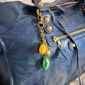 Pendentif de sac en acier inoxydable plaqué or 18K avec charmes de fruits ananas et pastèque
