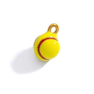 Dettaglio del ciondolo da softball giallo con cuciture rosse e anello in oro