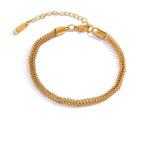 Gros plan sur un bracelet en maille plaqué or 18 carats avec fermoir mousqueton ajustable